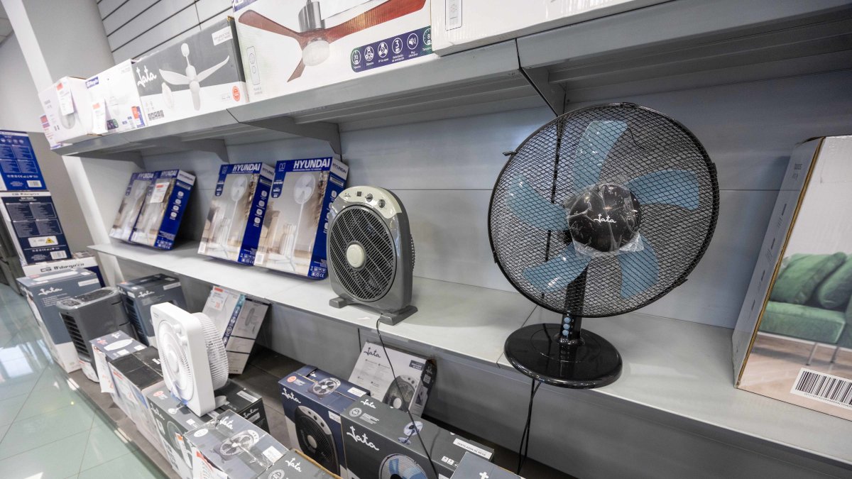 Distintos tipos de ventiladores expuestos en la tienda 'Ferreté Electrodomèstrics Tarragona' de la calle Ramón y Cajal.