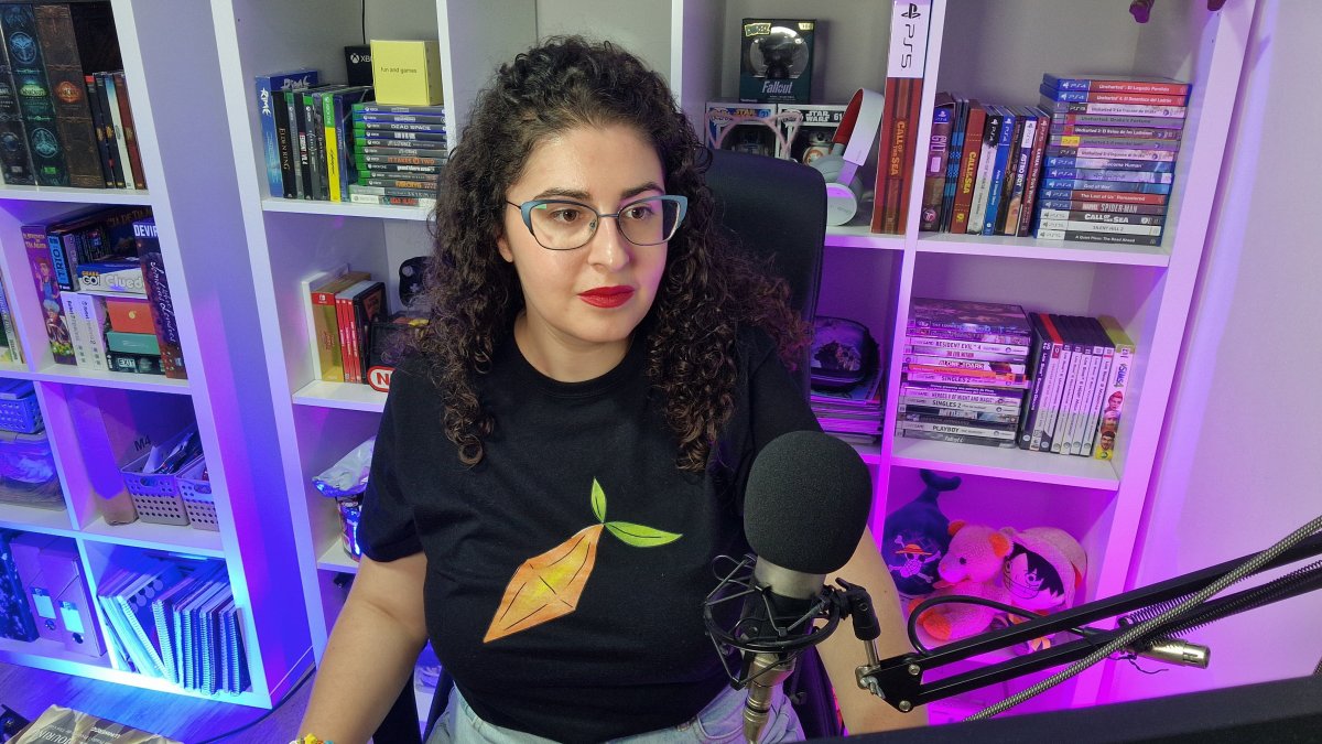 La comunicadora, creadora de contingut i streamer Susana Pérez, més coneguda com a Simmer Valenciana, al seu estudi.