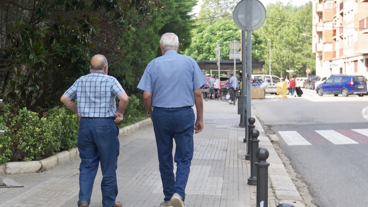 Dos jubilados caminando en Tarragona.