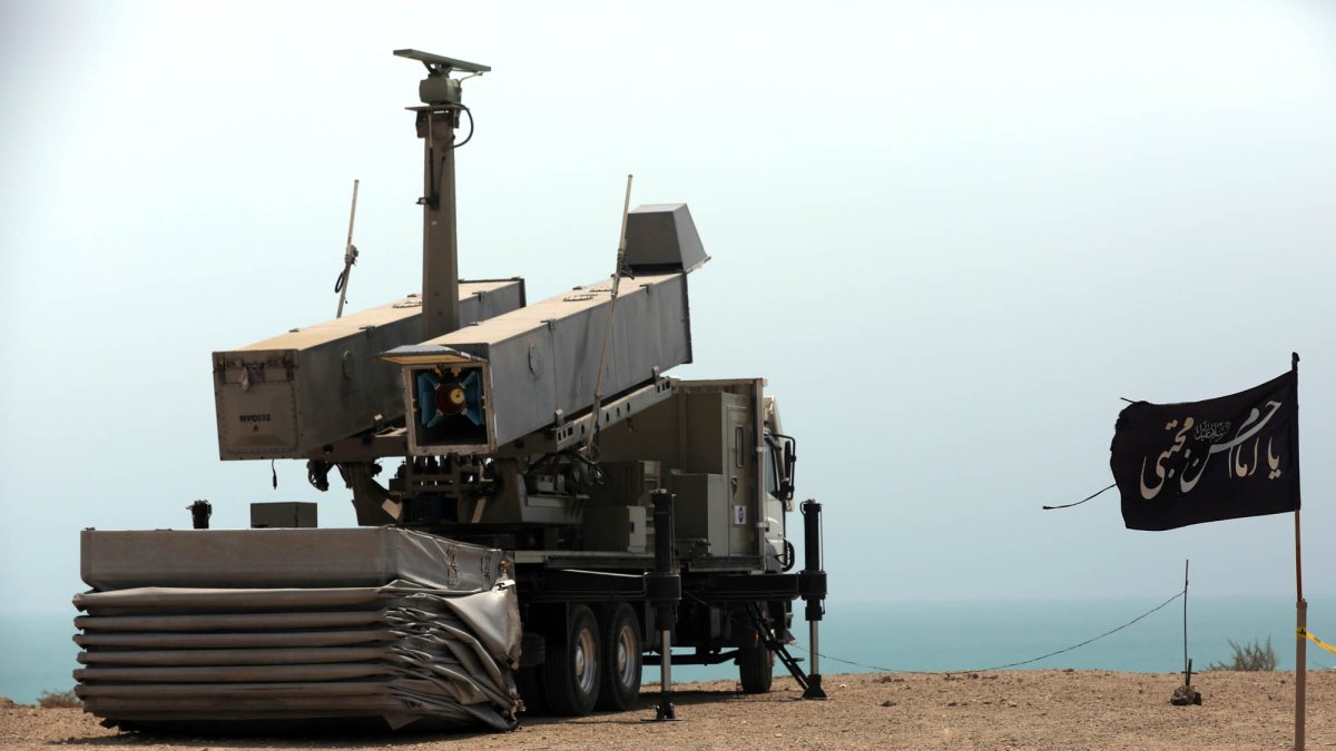 Sistema de misiles iraní durante ejercicios militares en un lugar no revelado del sur de Irán