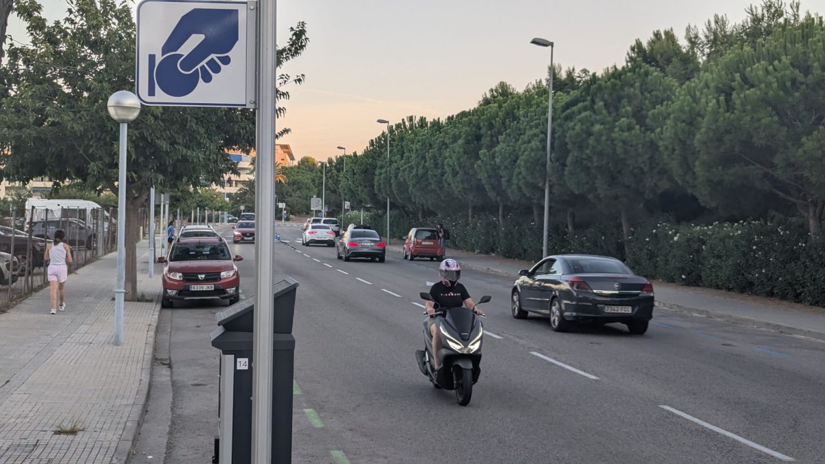 En un lateral de la calle Camí del Racó se paga en Vila-seca y el en otro, en Salou.