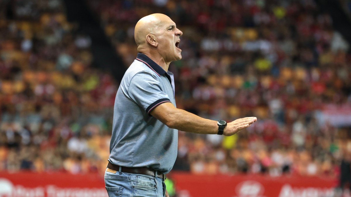 Luis César da instrucciones en el Nou Estadi ante el Algeciras.