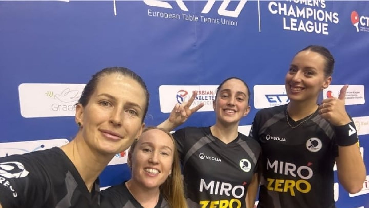 Las jugadoras de las Ganxets Olga Vorobeva, Aliona Skobina (delegada), Elvira Rad y Andrea Todorovic, tras ganar al Mirandela, en la fase que se juega en Novi Sad (Serbia).