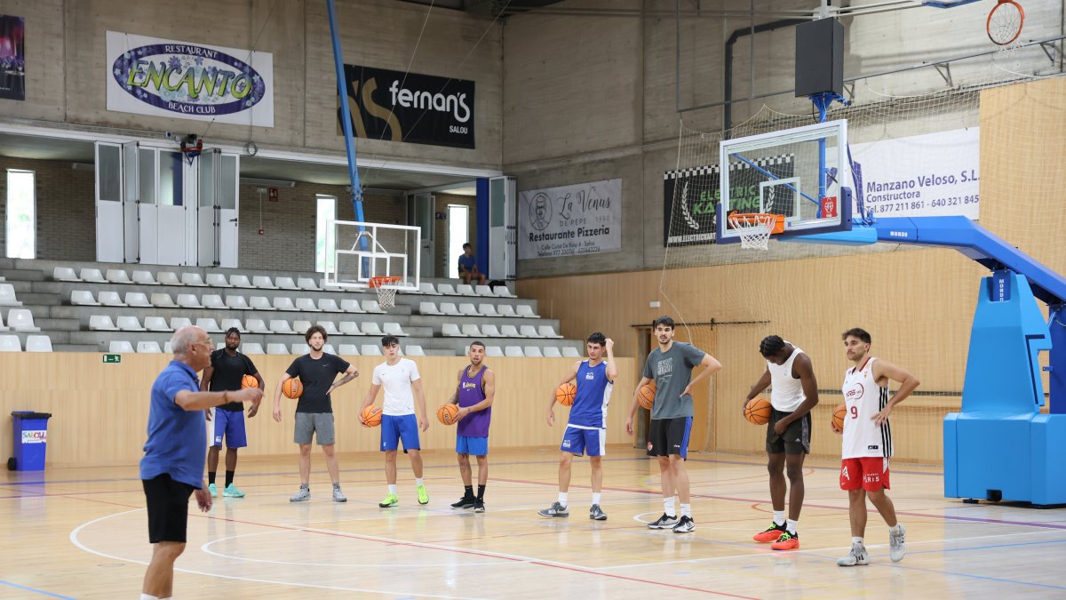 La plantilla salouense se entrena sobre el parqué del Milà.