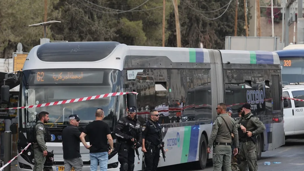 Policías israelíes en el lugar de un ataque a tiros en Jerusalén este lunes.