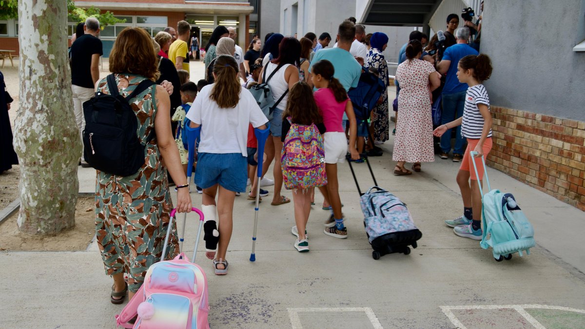 Varios niños durante la vuelta al cole en Reus