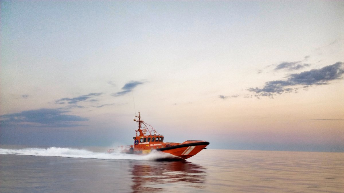 La lancha 'Salvamar Fomalhaut' acudió a recoger a la paciente.