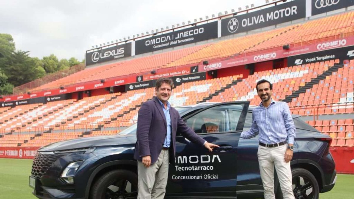 El presidente ejecutivo del club grana, Lluís Fàbregas, y el gerente de OMODA & JAECOO Tecnotarraco, Alfred Sans.