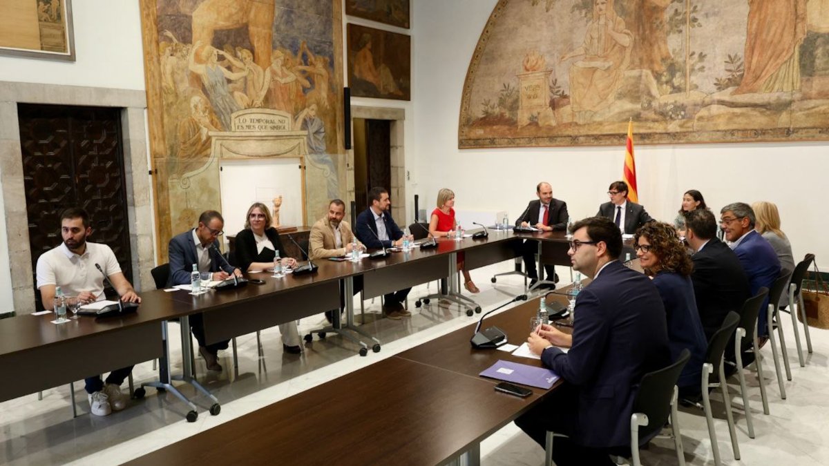Reunió dels alcaldes amb Illa al Palau de la Generalitat.