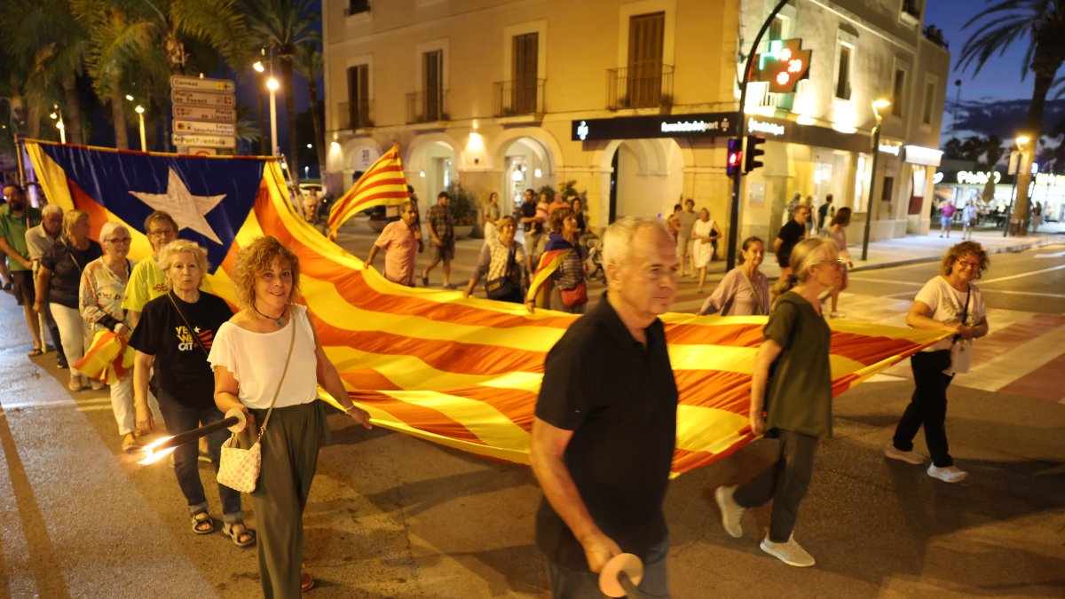 Una estelada gigante ha cerrado la manifestación, que ha recorrido parte de la calle Barcelona y la Via Roma.