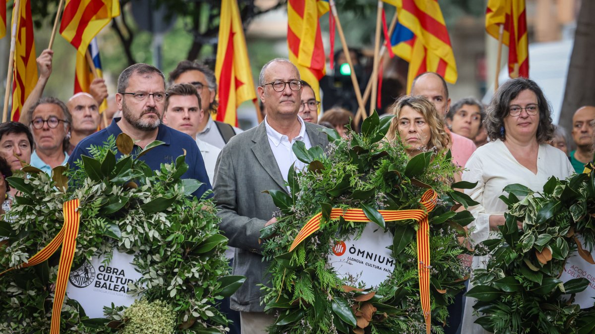 El president d'Òmnium, Cultural, Xavier Antich, durant l'ofrena floral al monument a Rafael Casanova de Barcelona