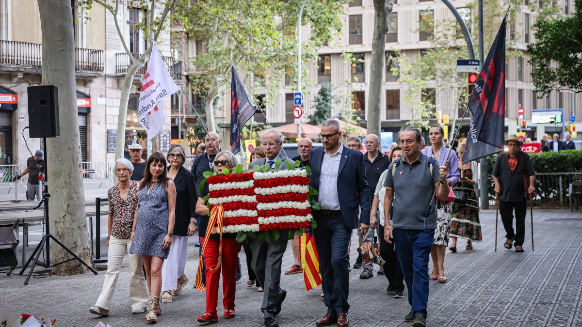 Una delegació del Consell per la República, durant l'ofrena floral al monument a Rafael Casanova de Barcelona.