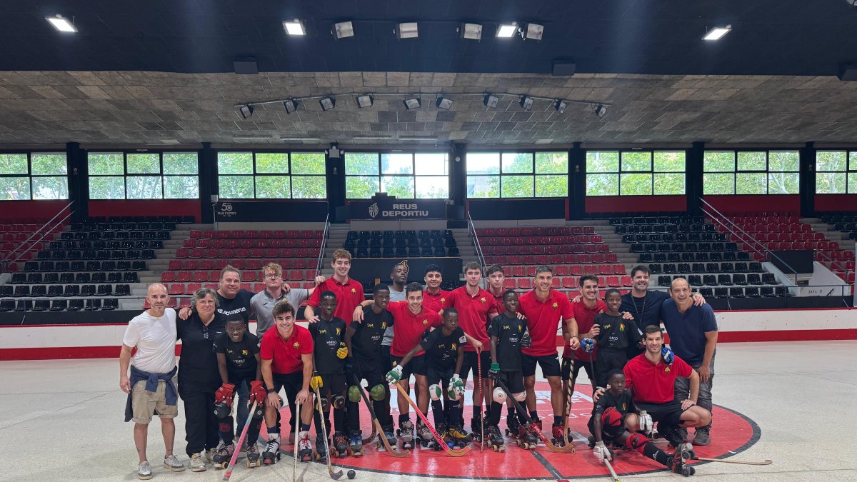 El equipo de niños africanos disfrutó de un entrenamiento con la primera plantilla del Reus Deportiu.