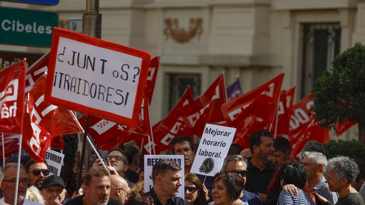 Vista de la concentración convocada por CCOO y UGT frente al Congreso en favor de la reducción de la jornada laboral de 37,5 horas.