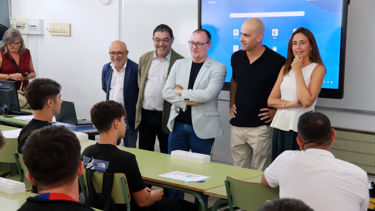 La consellera Esther Niubó visita el instituto F.X. Lluch i Rafecas de Vilanova i la Geltrú el día de inicio de curso de la FP