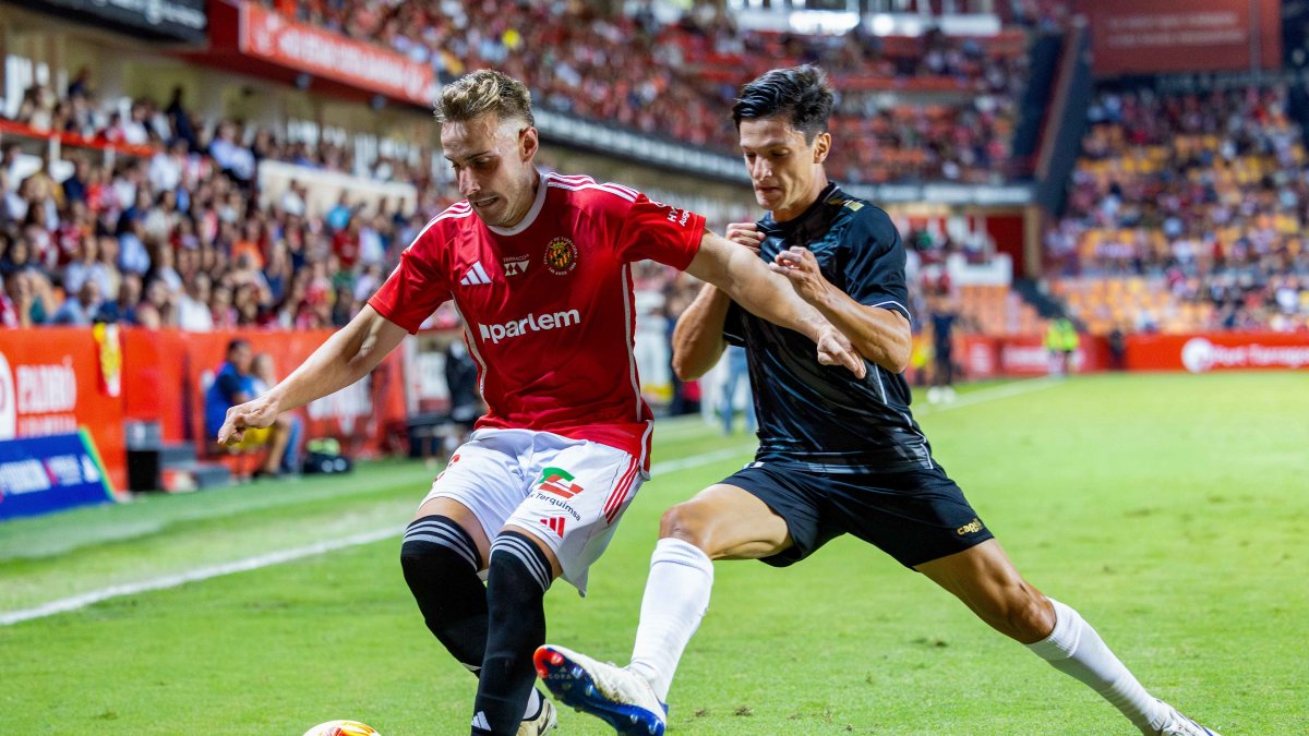 Sergio Camus en el duelo de la primera vuelta en el Nou Estadi frente al Sanluqueño.
