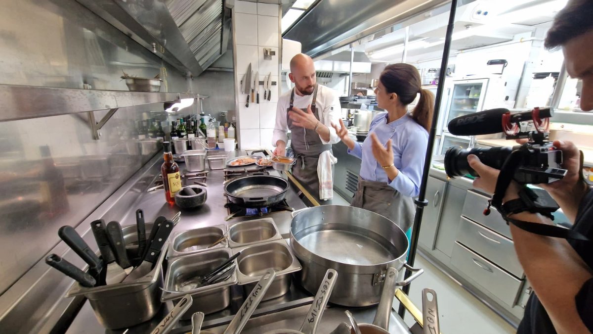Shipra Khanna, en las cocinas de Can Bosch junto al chef Arnau Bosch.