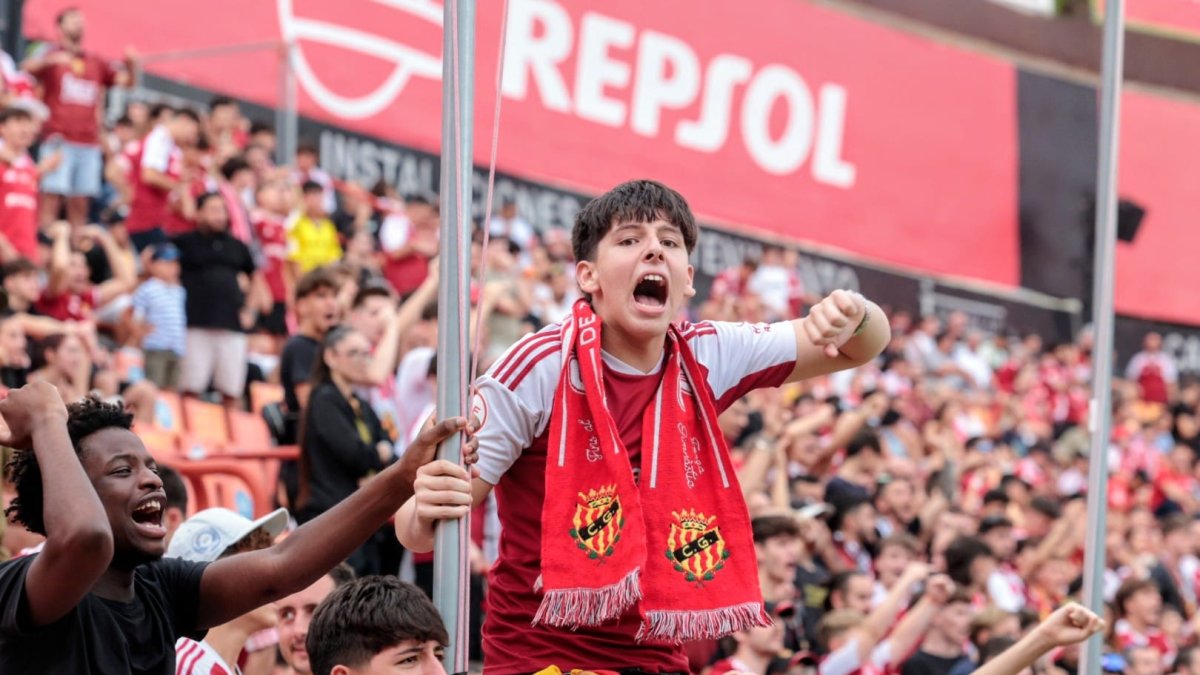 La afición del Nàstic durante el partido.
