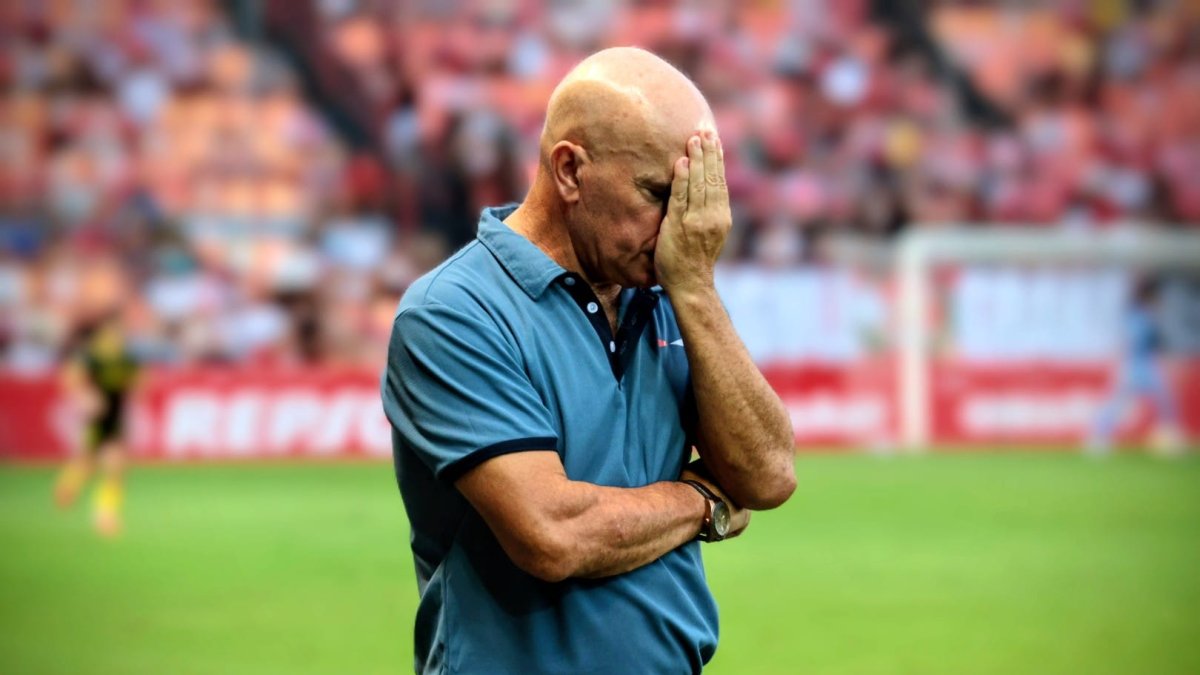 Luis César, decepcionado durante un momento del partido.