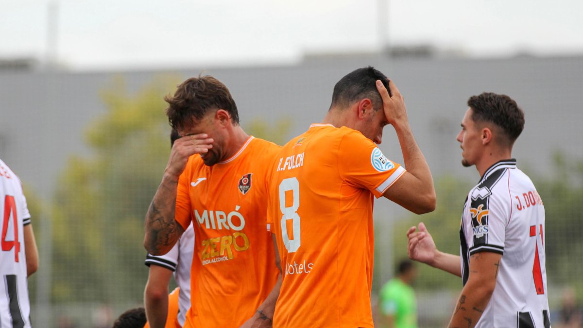 Xavi Molina y Ramon Folch se lamentan durante el duelo.