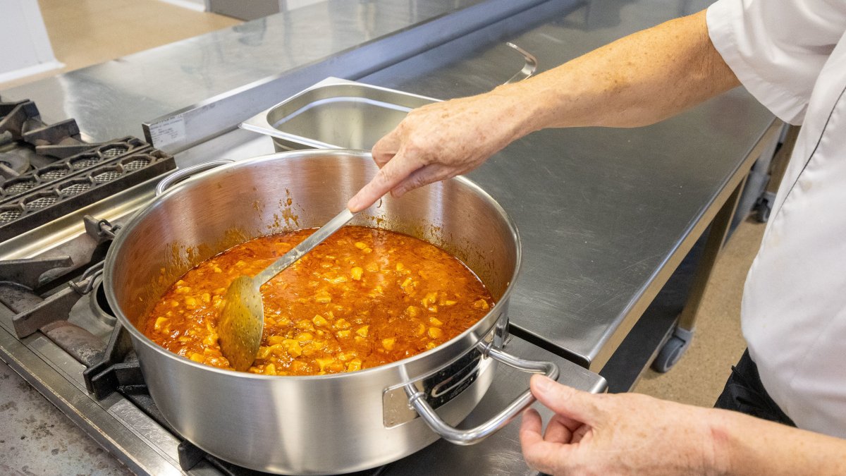 Els àpats dels menjadors escolars de la Conca de Barberà es preparen des de la setmana passada a l'espai cuina de Concactiva, a Montblanc.