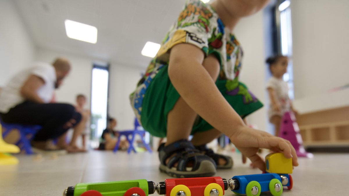 Els primers alumnes jugant a la llar d'infants Rubí i Rufolet, al Temple​