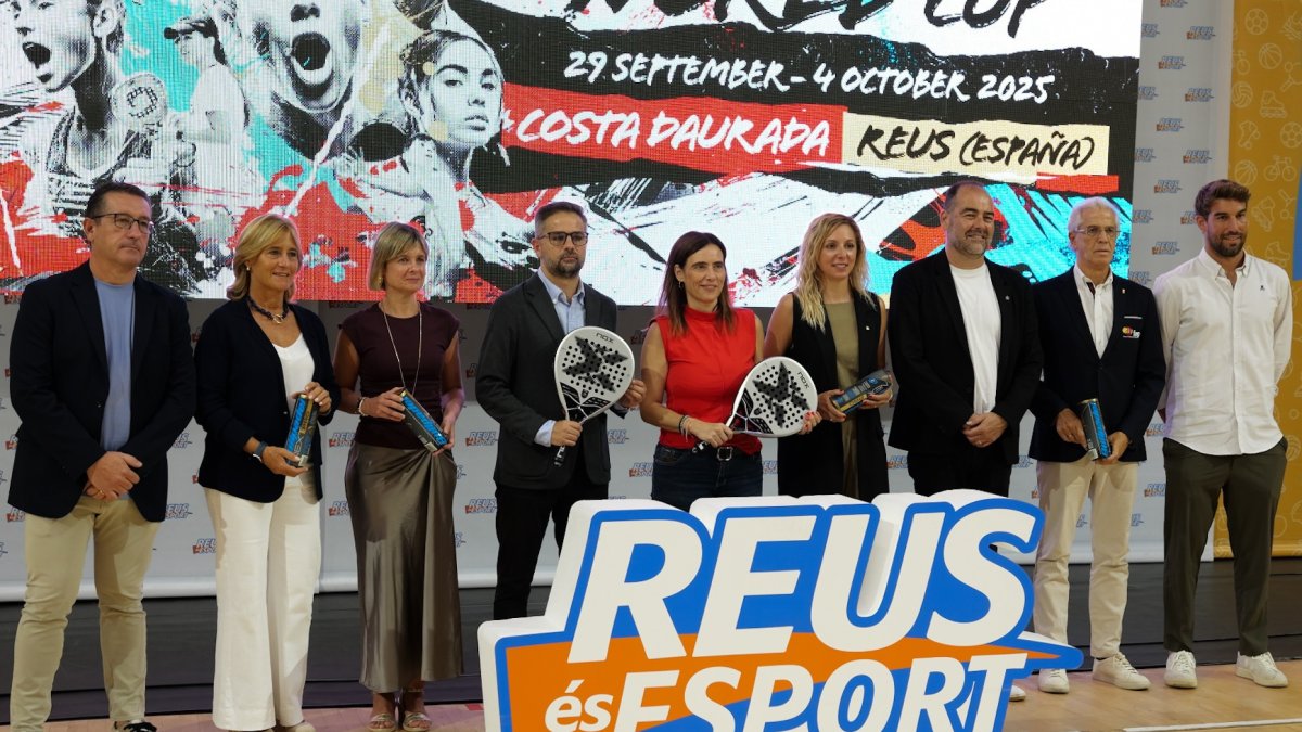 Foto de familia con los representantes de administraciones, federaciones y clubs.