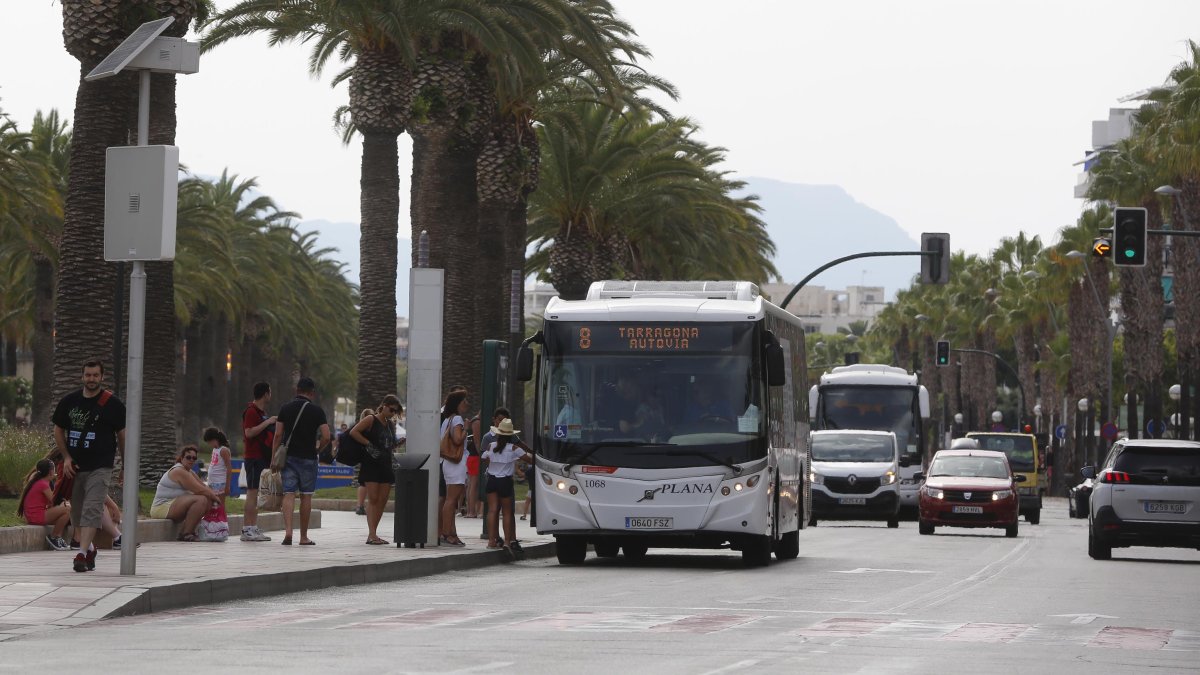 Una imagen de archivo de un autobús en el paseo Jaume I de Salou.