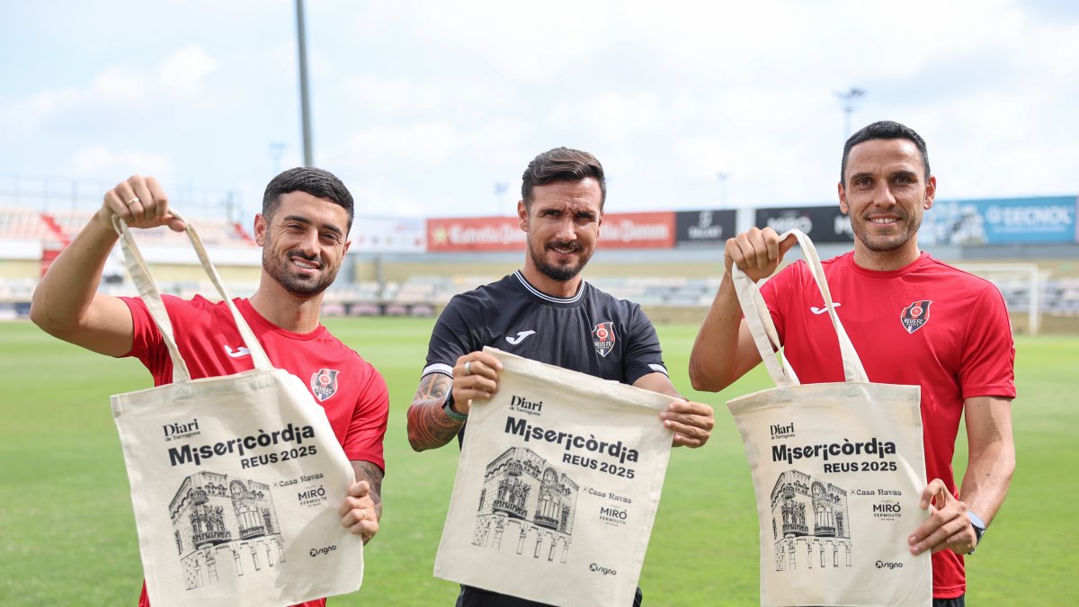 Al centre, l’entrenador del Reus FC Reddis, Marc Carrasco, acompanyat a la dreta per Ramon Folch, i a l'esquerra, per Xavi Jaime. Tots tres amb la bossa de la Misericòrdia del Diari de Tarragona.