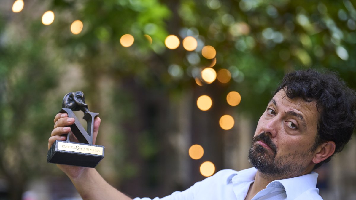 Francisco Serrano gana el Premio Tusquets con la obra 'El corazón revolucionario del mundo'.