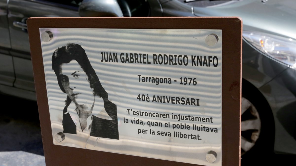Una placa provisional recuerda dónde perdió la vida Juan Gabriel Rodrigo Knafo.