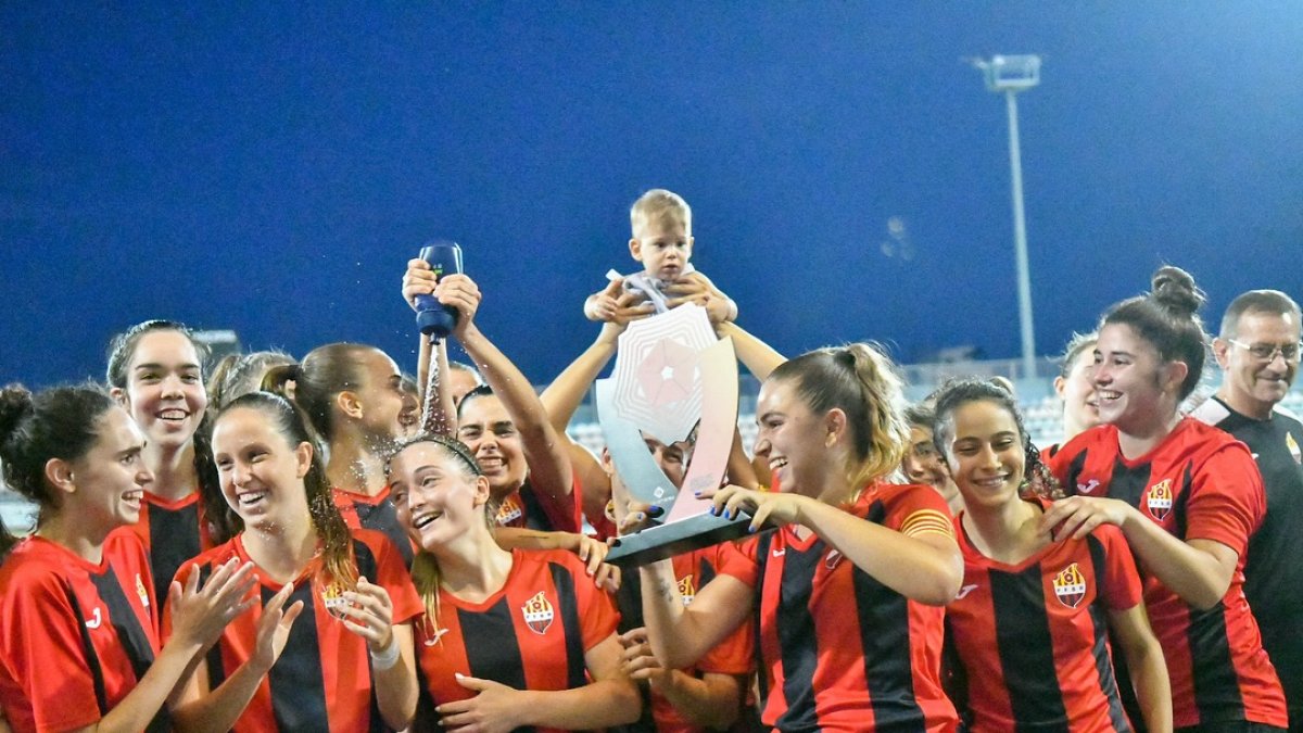 El cuadro rojinegro levantó el Trofeu Ciutat de Reus tras ganarle por 6-0 al Riudoms en el Estadi Municipal.