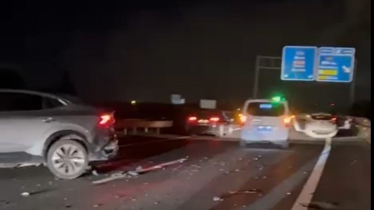 Los tres vehículos implicados han cortado la autovía temporalmente esta madrugada.