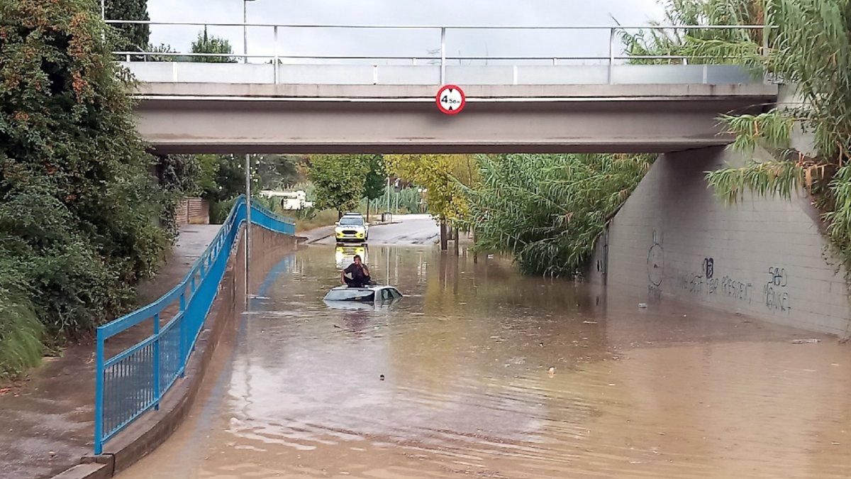 El vehículo fue arrastrado por la crecida del agua en Sant Quintí de Mediona