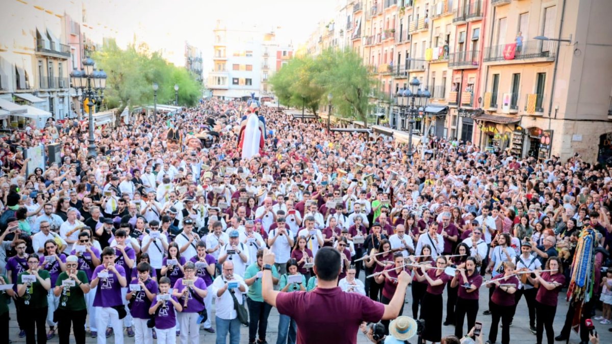 Més de 200 músics interpreten l'Amparito Roca més multitudinari de la història