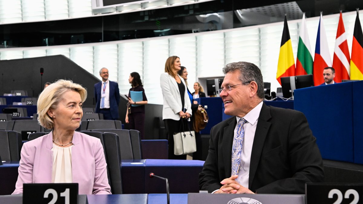 La presidenta de la Comisión Europea, Ursula von der Leyen, y el comisario europeo de Comercio, Maros Sefcovic, en el Parlamento Europeo