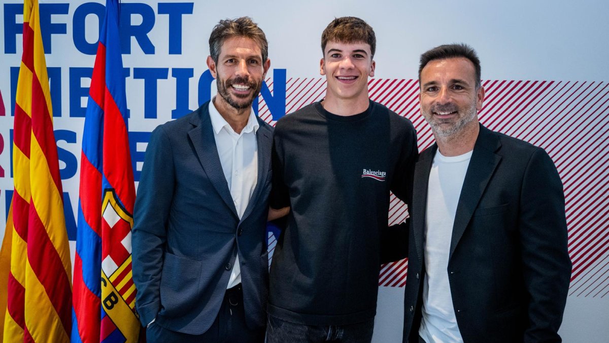Rafa Barber, junto a Jofre Torrents y Xavi Castro, cuando el de La Selva del Camp renovó de azulgrana hasta 2028.