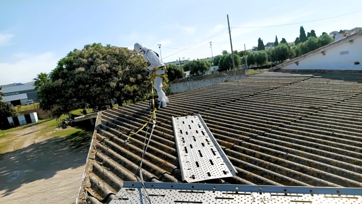 Imagen de archivo de la retirada de placas de fibrocemento.