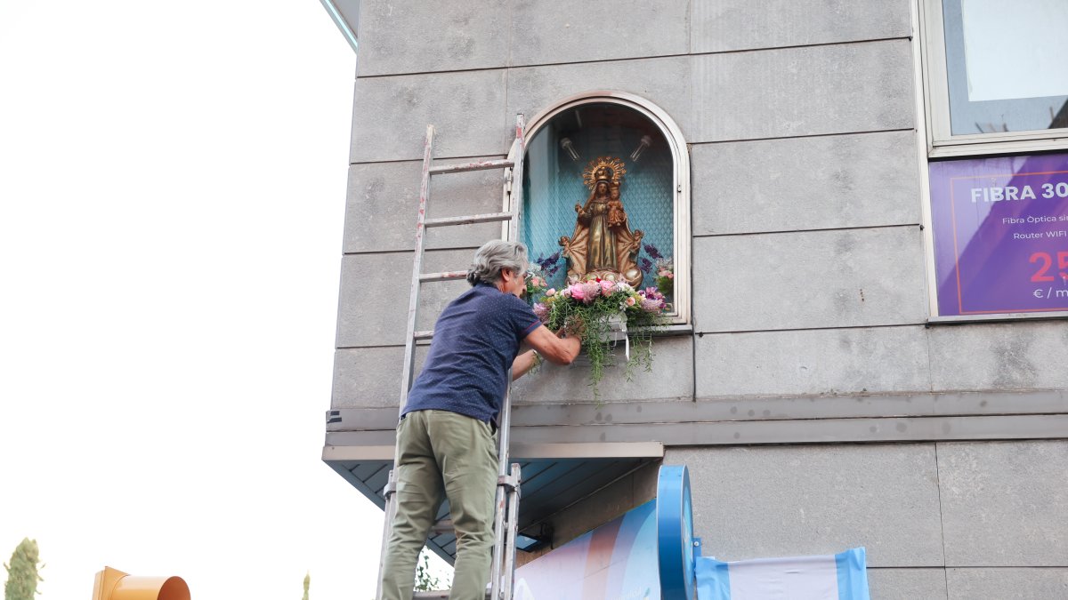 El propietari de l’edifici, Geroni Cáceres, va ser el responsable de posar les flores.