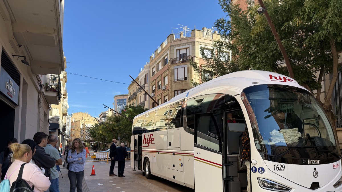Un autocar d'última generació de la Hife talla el trànsit al carrer Cervantes aquesta setmana​