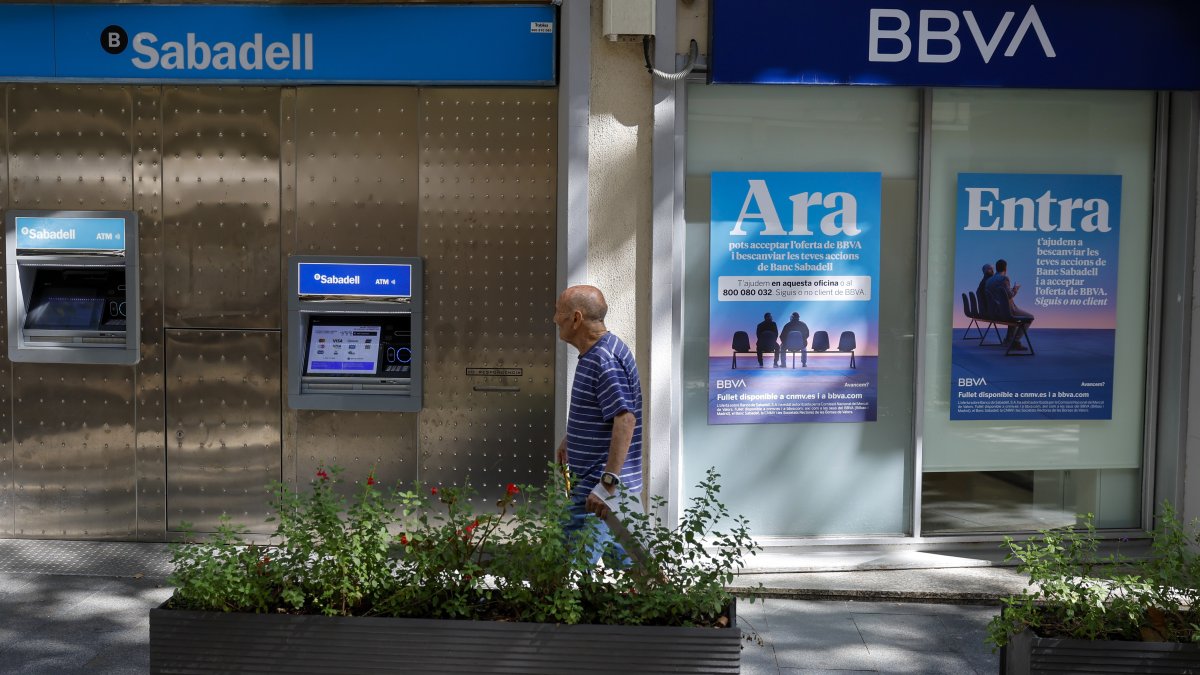 Una oficina del BBVA junto a otra del Banco de Sabadell en Barcelona.