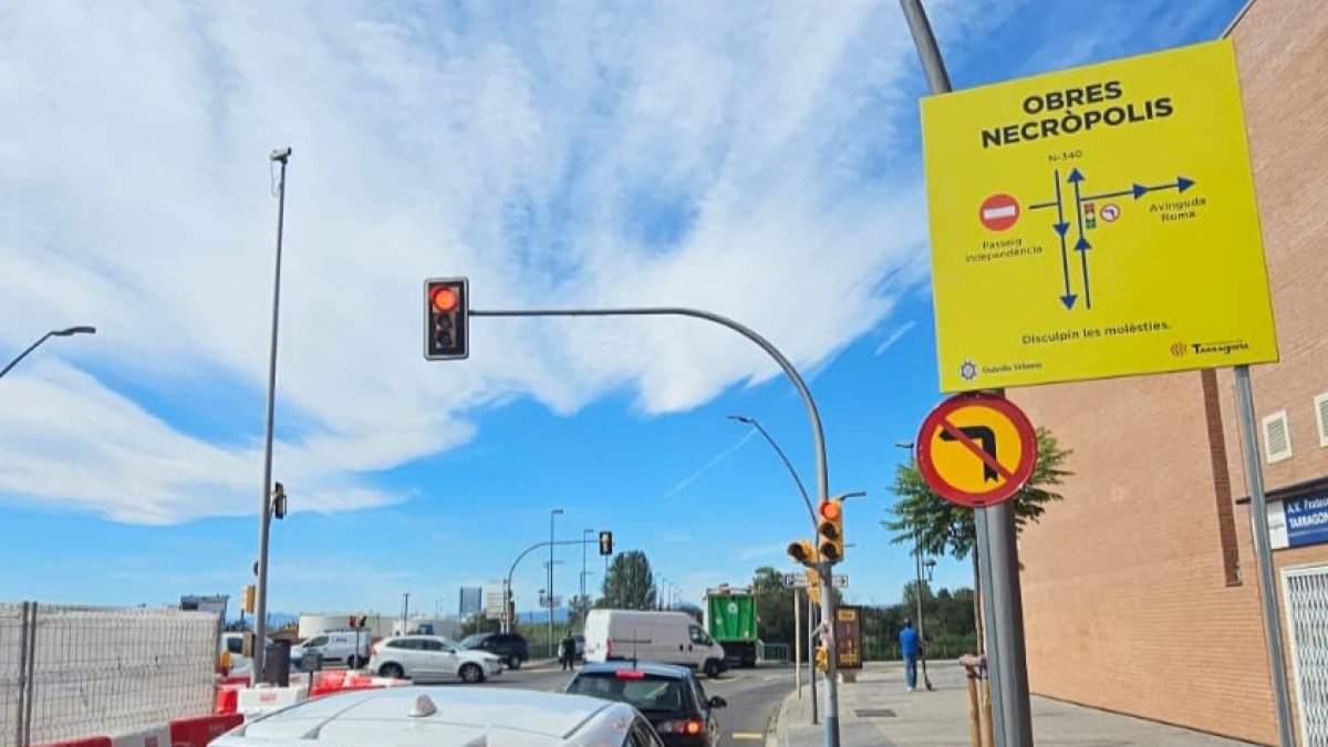 Imagen del cartel que anuncia los cambios de movilidad debido a las obras de la Necròpolis