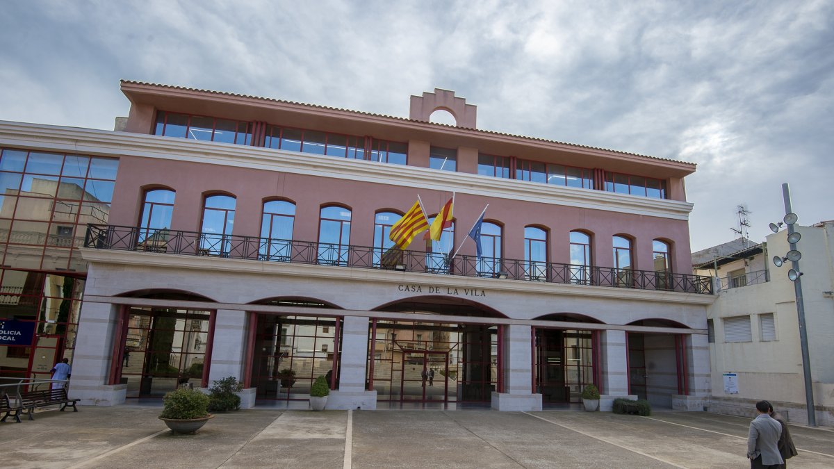 Façana exterior de l’Ajuntament d’Alcanar.