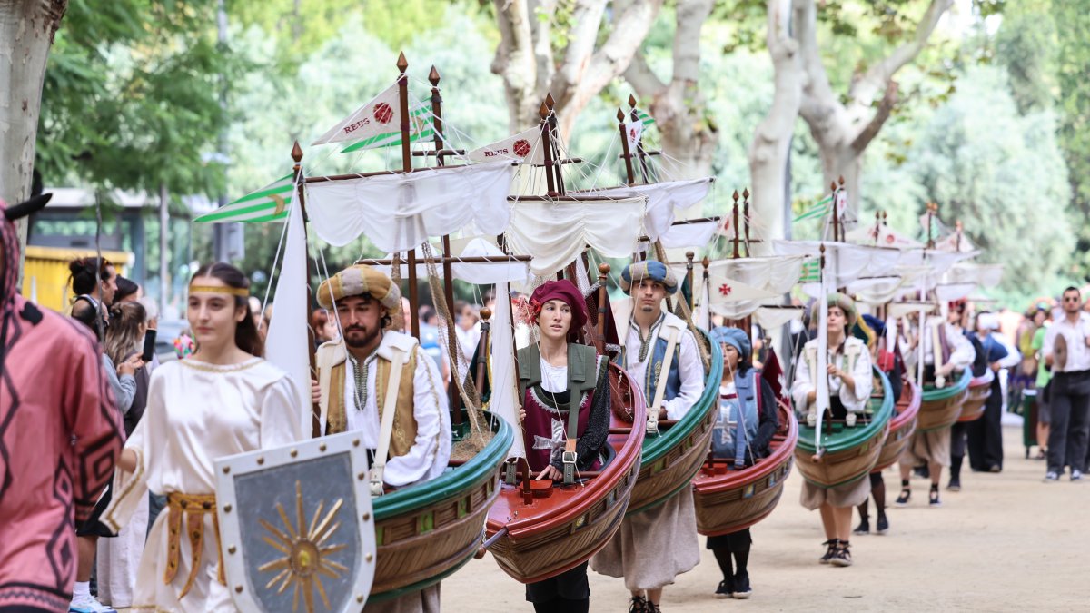 El Ball de Galeres desfilant pel passeig de Misericòrdia en la baixada cap al Santuari.