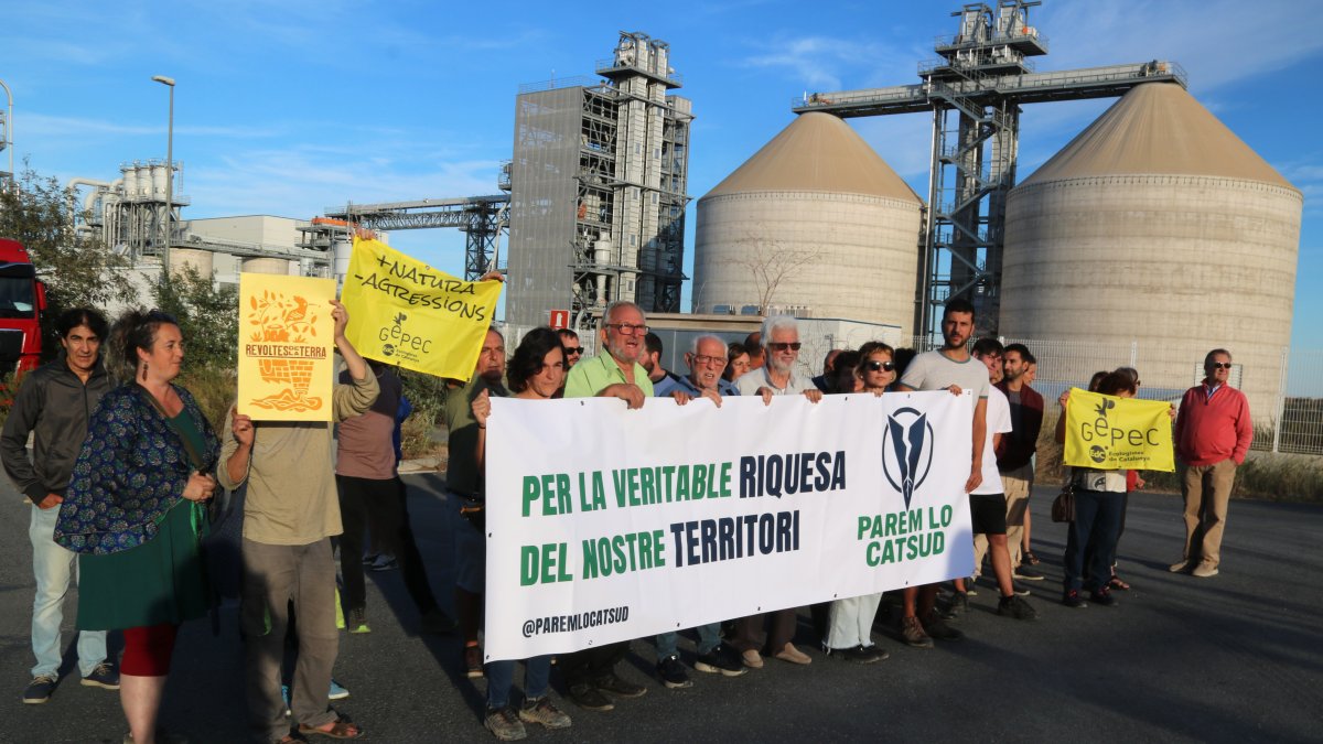 La plataforma s'ha presentat davant la macrofactoria de Kronospan