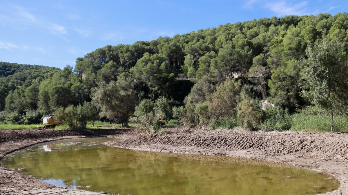 Una de las balsas creada a los pies del pantano de Foix