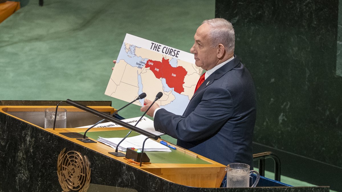 El primer ministro de Israel, Benjamin Netanyahu, muestra un mapa en la Asamblea General de la Organización de las Naciones Unidas (ONU) este viernes, en Nueva York (Estados Unidos).