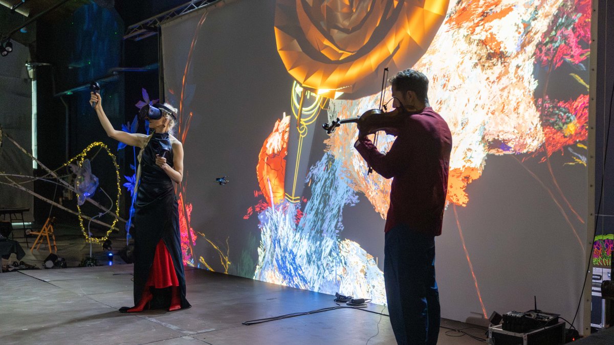 Anna Zhilyaeva pintando con gafas de realidad virtual en el Refugi 1.