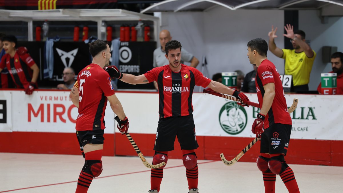 Los rojinegros celebran un gol en su estreno en la OK Liga.