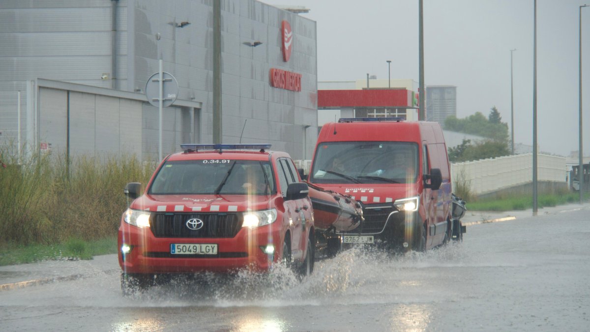 Efectius dels Bombers al polígon l'Oriola d'Amposta.